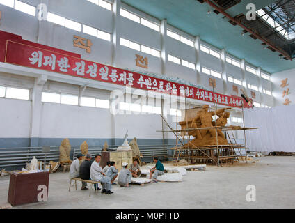 Bau einer bronzestatue am Mansudae art studio, Pyongan Provinz, Pyongyang, Nordkorea Stockfoto