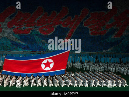 North Korean taekwondo Team vor einer riesigen Fahne während der Arirang Mass Games im Mai Tag Stadion, Pyongan Provinz, Pyongyang, Nordkorea Stockfoto