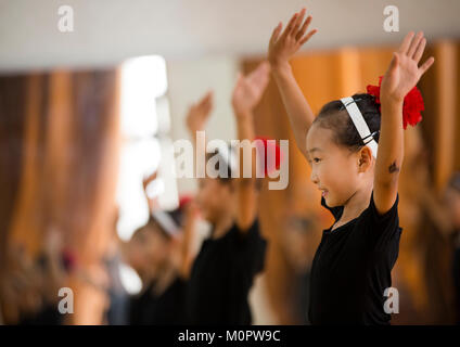 Nordkoreanische Schulmädchen besuchen einen Tanzkurs an der Mangyongdae Kinder Palace, Pyongan Provinz, Pyongyang, Nordkorea Stockfoto