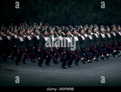 Nordkoreanische Frauen Militärparade auf der Straße, Pyongan Provinz, Pyongyang, Nordkorea Stockfoto