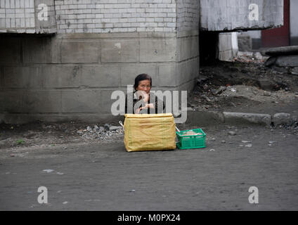 Nordkoreanische Frau Verkauf von Eis auf der Straße, Kangwon Provinz, Wonsan, Nordkorea Stockfoto
