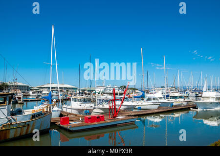 MOSS LANDING, Kalifornien - 9. SEPTEMBER 2015 - Boote in der Moss Landing Hafen angedockt. Moss Landing ist am Ufer des Monterey Bay Stockfoto