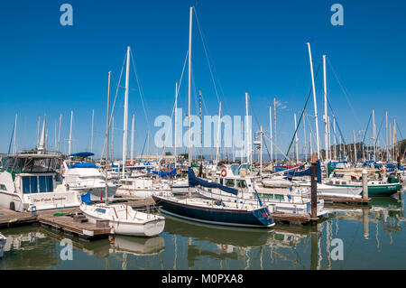 MOSS LANDING, Kalifornien - 9. SEPTEMBER 2015 - Boote in der Moss Landing Hafen angedockt. Moss Landing ist am Ufer des Monterey Bay Stockfoto