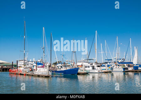 MOSS LANDING, Kalifornien - 9. SEPTEMBER 2015 - Boote in der Moss Landing Hafen angedockt. Moss Landing ist am Ufer des Monterey Bay Stockfoto