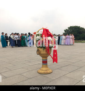 Körbe mit Blumen im Grand Mansudae Monument, Pyongan Provinz, Pyongyang, Nordkorea Stockfoto