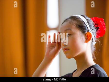 Nordkoreanische Schulmädchen besucht einen Tanzkurs an der Mangyongdae Kinder Palace, Pyongan Provinz, Pyongyang, Nordkorea Stockfoto