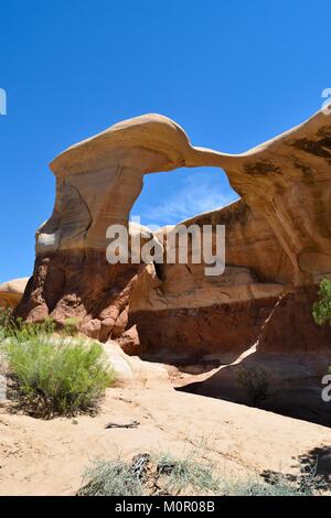 Metate Arch im Devils Garden in der Nähe von Escalante Utah gelegen Stockfoto