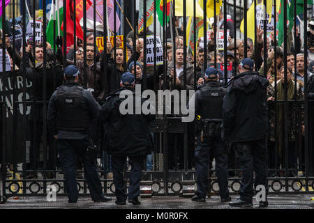 London, Großbritannien. 23 Jan, 2018. Anhänger des Kurdischen Volkes Rat von Großbritannien Protest außerhalb der Downing Street gegen türkische Beteiligung an dem Krieg in Syrien. Credit: Mark Kerrison/Alamy leben Nachrichten Stockfoto