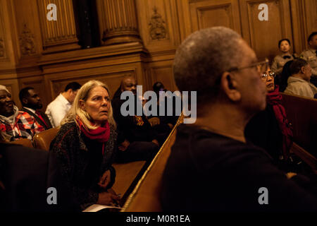 San Francisco, Kalifornien, USA. 23 Jan, 2018. Die Leute hören auf die öffentliche Meinung in Bezug auf den Prozess der Auswahl eines Interim Bürgermeister bei einem Brett der Inspektoren, die treffen im Rathaus in San Francisco, Kalifornien. Ende San Francisco Bürgermeister Edwin Lee, 65, starb an einem Herzinfarkt am Dez. 12, 2017. Quelle: Joel Engel Juarez/ZUMA Draht/Alamy leben Nachrichten Stockfoto