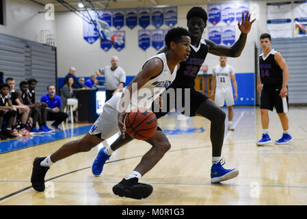 Wellington, Florida, USA. 23 Jan, 2018. Wellington guard Bryan Williams (1) treibt in die Farbe Vergangenheit Palm Beach Gardens vorwärts Michael Gooden (32) in der ersten Hälfte beim Basketballspiel zwischen Wellington und Palm Beach Gardens in Wellington, FL, am Dienstag, 23. Januar 2018. Quelle: Andres Leiva/der Palm Beach Post/ZUMA Draht/Alamy leben Nachrichten Stockfoto