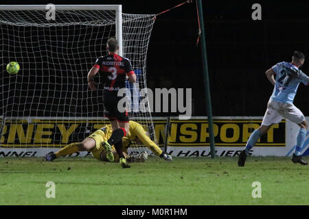 Ballymena Showgrounds, Nordirland. 23. Januar 2018. Toals Senior Challenge Shield. Ballymena Utd v Kreuzritter (Rot/Schwarz). Aktion aus dem Finale heute Abend in Ballymena Showgrounds. Jonathan McMurray (27) zieht ein Ziel zurück für Ballymena United. Quelle: David Hunter/Alamy Leben Nachrichten. Stockfoto