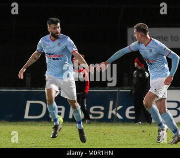 Ballymena Showgrounds, Nordirland. 23. Januar 2018. Toals Senior Challenge Shield. Ballymena Utd v Kreuzritter (Rot/Schwarz). Aktion aus dem Finale heute Abend in Ballymena Showgrounds. Jonathan McMurray (links) gratuliert auf seinem Ziel für Ballymena United. Quelle: David Hunter/Alamy Leben Nachrichten. Stockfoto