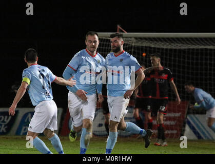 Ballymena Showgrounds, Nordirland. 23. Januar 2018. Toals Senior Challenge Shield. Ballymena Utd v Kreuzritter (Rot/Schwarz). Aktion aus dem Finale heute Abend in Ballymena Showgrounds. Jonathan McMurray (rechts) gratuliert auf seinem Ziel für Ballymena United. Quelle: David Hunter/Alamy Leben Nachrichten. Stockfoto