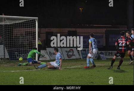 Ballymena Showgrounds, Nordirland. 23. Januar 2018. Toals Senior Challenge Shield. Ballymena Utd v Kreuzritter (Rot/Schwarz). Aktion aus dem Finale heute Abend in Ballymena Showgrounds. Paul Heatley (22) Kerben viertes Ziel Kreuzfahrer. Quelle: David Hunter/Alamy Leben Nachrichten. Stockfoto