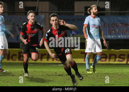 Ballymena Showgrounds, Nordirland. 23. Januar 2018. Toals Senior Challenge Shield. Ballymena Utd v Kreuzritter (Rot/Schwarz). Aktion aus dem Finale heute Abend in Ballymena Showgrounds. Paul Heatley (22) feiert sein Goa zu Kreuzfahrer stellen 4-1 vor. Quelle: David Hunter/Alamy Leben Nachrichten. Stockfoto