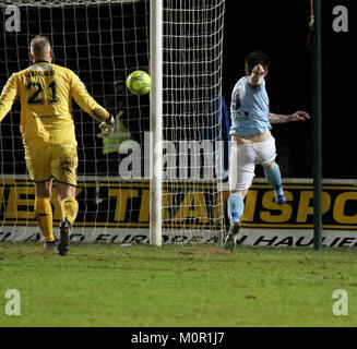 Ballymena Showgrounds, Nordirland. 23. Januar 2018. Toals Senior Challenge Shield. Ballymena Utd v Kreuzritter (Rot/Schwarz). Aktion aus dem Finale heute Abend in Ballymena Showgrounds. Cathir Friel (9) Netze zweite Ballymena United's Ziel. Quelle: David Hunter/Alamy Leben Nachrichten. Stockfoto