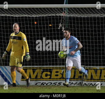 Ballymena Showgrounds, Nordirland. 23. Januar 2018. Toals Senior Challenge Shield. Ballymena Utd v Kreuzritter (Rot/Schwarz). Aktion aus dem Finale heute Abend in Ballymena Showgrounds. Cathair Friel (rechts) nach dem Scoring zweite Ballymena United's Ziel. Quelle: David Hunter/Alamy Leben Nachrichten. Stockfoto