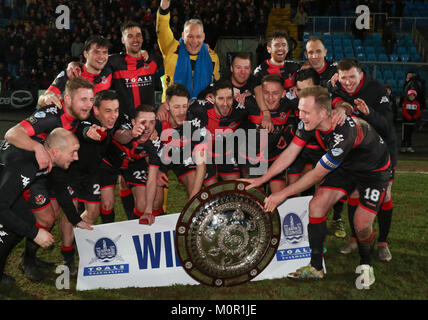 Ballymena Showgrounds, Nordirland. 23. Januar 2018. Toals Senior Challenge Shield. Ballymena Utd v Kreuzritter (Rot/Schwarz). Kreuzfahrer gewinnen das Finale und die Abdeckung anheben. Quelle: David Hunter/Alamy Leben Nachrichten. Stockfoto