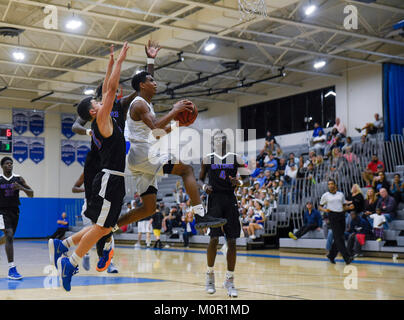 Wellington, Florida, USA. 23 Jan, 2018. Wellington guard Bryan Williams (1.) versucht, einen Korb, während Sie von Palm Beach Gardens vorwärts Nickson Toussaint (14) als Palm Beach Gardens guard Ricardrick Haye (4) Während das Basketballspiel zwischen Wellington und Palm Beach Gardens in Wellington, FL, am Dienstag, 23. Januar 2018 sieht bewacht. Quelle: Andres Leiva/der Palm Beach Post/ZUMA Draht/Alamy leben Nachrichten Stockfoto