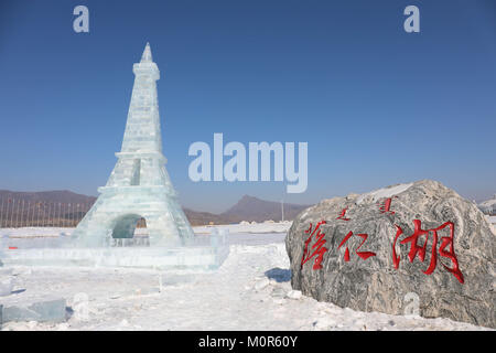 Hohhot, Hohhot, China. 14 Jan, 2018. Hohhot, China - 14. Januar 2018: Der Eiffelturm geformte Eisskulptur. Eis und Schnee Festival ist in Hohhot, Innere Mongolei im Norden Chinas Autonomen Region statt. Credit: SIPA Asien/ZUMA Draht/Alamy leben Nachrichten Stockfoto