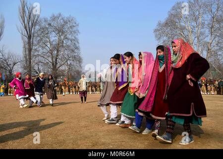 Srinagar, Kashmir. 24 Jan, 2018. Kaschmir Künstler während einer Generalprobe für den bevorstehenden Indischen Republik Day Parade in Srinagar, Kashmir Kashmirn verabreicht. Vollständige Generalprobe der Parade war Sher" "e" "Kaschmir Stadion heute statt. Sicherheit war extra normalerweise Fest in der Stadt möglichen Streiks von Anti-Indien Rebellen anlässlich des 69.Tag der Republik Indien zu vereiteln. Credit: Saqib Majeed/SOPA/ZUMA Draht/Alamy leben Nachrichten Stockfoto