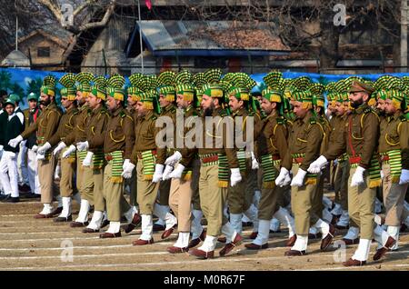 Srinagar, Kashmir. 24 Jan, 2018. Jammu und Kaschmir bewaffnete Polizei (JKAP) März während eines vollständigen Generalprobe für die Republik Day Parade in Srinagar, Kashmir Kashmirn verabreicht. Vollständige Generalprobe der Parade war Sher" "e" "Kaschmir Stadion heute statt. Sicherheit war extra normalerweise Fest in der Stadt möglichen Streiks von Anti-Indien Rebellen anlässlich des 69.Tag der Republik Indien zu vereiteln. Credit: Saqib Majeed/SOPA/ZUMA Draht/Alamy leben Nachrichten Stockfoto