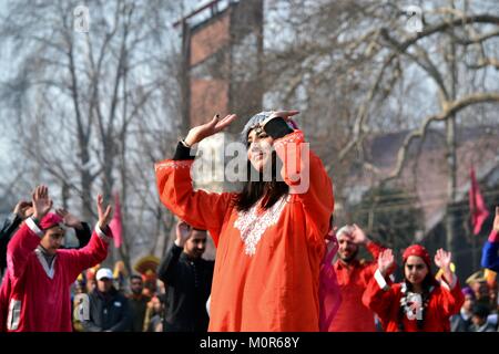 Srinagar, Kashmir. 24 Jan, 2018. Ein Mädchen führt bei einer Generalprobe für den bevorstehenden Indischen Republik Day Parade in Srinagar, Kashmir Kashmirn verabreicht. Vollständige Generalprobe der Parade war Sher" "e" "Kaschmir Stadion heute statt. Sicherheit war extra normalerweise Fest in der Stadt möglichen Streiks von Anti-Indien Rebellen anlässlich des 69.Tag der Republik Indien zu vereiteln. Credit: Saqib Majeed/SOPA/ZUMA Draht/Alamy leben Nachrichten Stockfoto