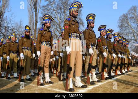 Srinagar, Kashmir. 24 Jan, 2018. Jammu und Kaschmir bewaffnete Polizei (JKAP ) Nehmen Sie Teil bei einer Generalprobe für die Republik Day Parade in Srinagar, Kashmir Kashmirn verabreicht. Vollständige Generalprobe der Parade war Sher" "e" "Kaschmir Stadion heute statt. Sicherheit war extra normalerweise Fest in der Stadt möglichen Streiks von Anti-Indien Rebellen anlässlich des 69.Tag der Republik Indien zu vereiteln. Credit: Saqib Majeed/SOPA/ZUMA Draht/Alamy leben Nachrichten Stockfoto