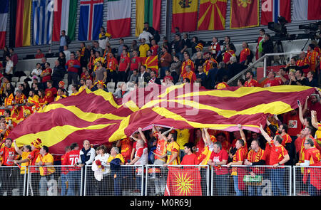 Mazedonien Fans winken eine riesige Flagge während der Europäischen Männer Handball Championship Match zwischen Mazedonien und der Tschechischen Republik in Varazdin, Kroatien, 23. Januar 2018. Foto: Monika Skolimowska/dpa-Zentralbild/dpa Stockfoto