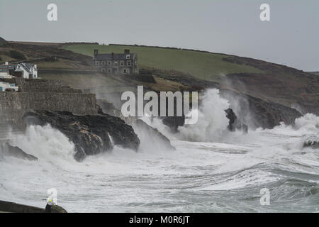 Camborne, Cornwall, England. 24 Jan, 2018. UK Wetter. Starke Winde und Wellen Teig der Cornish Coast in Camborne, als Sturm Georgina Hits im Vereinigten Königreich, in: Simon Maycock/Alamy leben Nachrichten Stockfoto