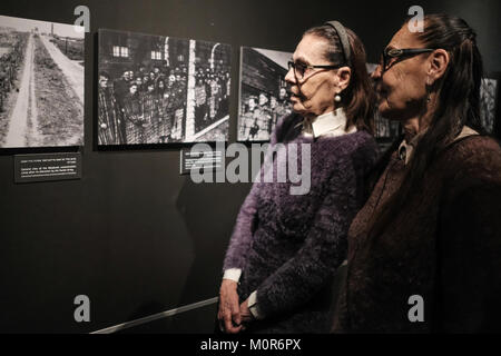 Jerusalem, Israel. 24 Jan, 2018. Schwestern LIA HUBER und YEHUDIT Kadesch-barnea, Überlebende bin engele Zwillinge', besuchen Sie eine Fotografie Ausstellung in Yad Vashem Holocaust Museum in Jerusalem. Credit: Nir Alon/Alamy leben Nachrichten Stockfoto