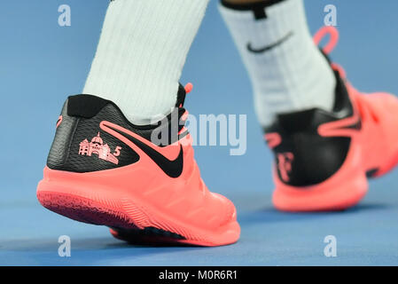 Melbourne, Australien. 24 Jan, 2018. Die Schuhe von Nummer zwei Samen Roger Federer von der Schweiz hat ein Bild von der Flinders Street Station in Melbourne hier in ein Viertelfinale gegen gesehen gegen Nummer 19 Samen Tomas Berdych der tschechischen Republik am Tag zehn der Australian Open 2018 Grand Slam Tennis Turnier in Melbourne, Australien. Sydney Low/Cal Sport Media/Alamy leben Nachrichten Stockfoto