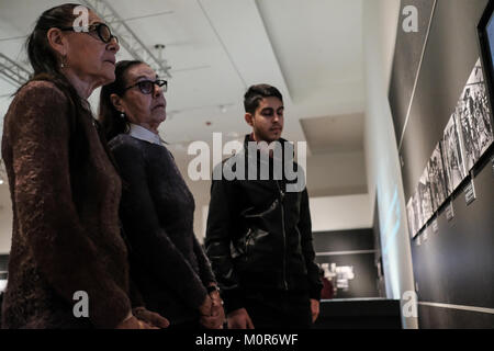 Jerusalem, Israel. 24 Jan, 2018. Schwestern LIA HUBER und YEHUDIT Kadesch-barnea, Überlebende bin engele Zwillinge', besuchen Sie eine Fotografie Ausstellung in Yad Vashem Holocaust Museum in Jerusalem. Credit: Nir Alon/Alamy leben Nachrichten Stockfoto