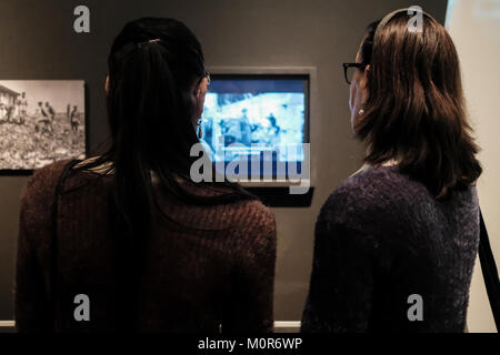 Jerusalem, Israel. 24 Jan, 2018. Schwestern LIA HUBER und YEHUDIT Kadesch-barnea, Überlebende bin engele Zwillinge', besuchen Sie eine Fotografie Ausstellung in Yad Vashem Holocaust Museum in Jerusalem. Credit: Nir Alon/Alamy leben Nachrichten Stockfoto