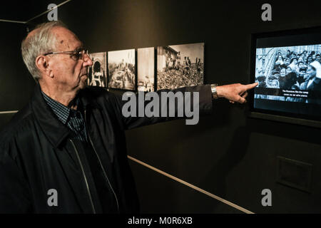 Jerusalem, Israel. 24 Jan, 2018. TOMMY Schwartz, 83, 10 Jahre alt bei der Ankunft in Auschwitz im Jahre 1944, erkennt sich selbst in Aufnahmen aus der Nacht wird fallen, von Andre Singer, Großbritannien, 2014 Regie, Dokumentation Auschwitz Befreiung durch die Rote Armee. Credit: Nir Alon/Alamy leben Nachrichten Stockfoto