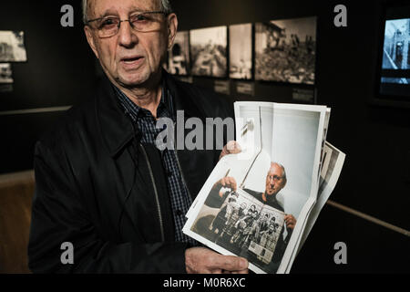 Jerusalem, Israel. 24 Jan, 2018. TOMMY Schwartz, 83, 10 Jahre alt bei der Ankunft in Auschwitz im Jahre 1944, erkennt sich selbst in Aufnahmen aus der Nacht wird fallen, von Andre Singer, Großbritannien, 2014 Regie, Dokumentation Auschwitz Befreiung durch die Rote Armee. Credit: Nir Alon/Alamy leben Nachrichten Stockfoto