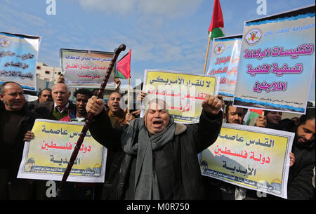 Gaza, Gazastreifen, palästinensischen Gebiet. 24 Jan, 2018. Palästinenser nehmen an einem Protest gegen US-Präsident Donald Trump Entscheidung Jerusalem als Hauptstadt von Israel in Jabalia im nördlichen Gaza-Streifen am Januar 24, 2018 Credit: Ashraf Amra/APA-Images/ZUMA Draht/Alamy leben Nachrichten Stockfoto