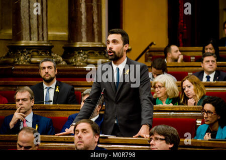 Barcelona, Katalonien, Spanien. 27 Okt, 2017. In dieser Datei Bild am 27 Oktober, 2017 parlamentarian Roger Torrent (Präsident des Parlaments von Katalonien seit Januar 2018) Vorträge im Plenum Zimmer den Tag, katalanischen Parlament eine Motion für die Schaffung einer unabhängigen Katalanische Republik übergeben. Credit: Jordi Boixareu/ZUMA Draht/Alamy leben Nachrichten Stockfoto