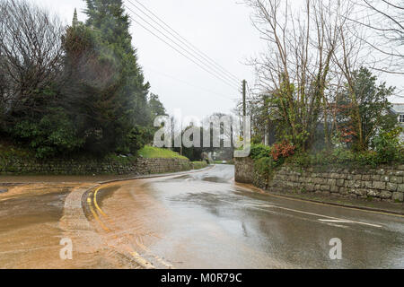 Cornwall, UK. 24 Jan, 2018. Schwere Regenfaelle haben beschränkte überschwemmung in Teilen von Cornwall verursacht. Die sintflutartigen Regenfälle läuft wie ein Fluss hinunter einen Cornish Road und nasser Witterung ist für den Rest der Woche prognostiziert. Credit: Jennifer Jordan/Alamy leben Nachrichten Stockfoto