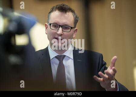 Stuttgart, Deutschland. 24 Jan, 2018. Andreas Schwarz (Bündnis 90/Die Grünen), Vorsitzender der grünen Landtagsfraktion (Landtag) Bruch, im Gespräch mit der Presse im Landtag in Stuttgart, Deutschland, 24. Januar 2018. Die Delegierten der Green-Black Regierungskoalition sind beschäftigt mit der umstrittenen Thema einer Reform der Wahlgesetze und der damit verbundenen Koalition Krise. Credit: Marijan Murat/dpa/Alamy leben Nachrichten Stockfoto