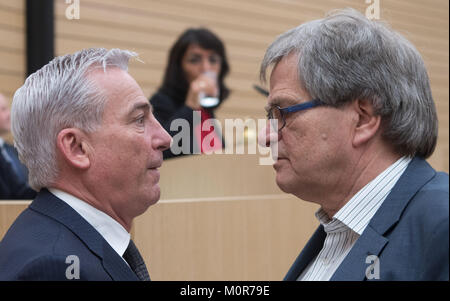 Stuttgart, Deutschland. 24 Jan, 2018 Thomas Strobl (CDU, L), der Zustand von Baden-Wuerttembergs Innenminister und Uli Sckerl, (Bündnis 90/Die Grünen, R) Parlamentarischer Geschäftsführer der Grünen im Landtag (Legislative), sprechen vor einer planary Sitzung des Landtags, während der Präsident des Landtags, muhterem Aras, Getränke Wasser aus einem Glas im Hintergrund, in Stuttgart, Deutschland, 24. Januar 2018. Foto: Marijan Murat/dpa Stockfoto