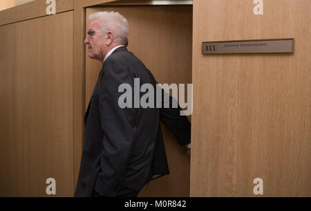 Stuttgart, Deutschland. 24 Jan, 2018. Winfried Kretschmann (Bündnis 90/Die Grünen), Ministerpräsident des Landes Baden-Württemberg gehen durch eine Tür in der Vorstandssitzung des Staates der baden-wuerttembergischen CDU und Bündnis 90/Die Grünen im Landtag (Legislative) in Stuttgart, Deutschland, 24. Januar 2018. Die Delegierten der Green-Black Regierungskoalition sind beschäftigt mit der umstrittenen Thema einer Reform der Wahlgesetze und der damit verbundenen Koalition Krise. Credit: Marijan Murat/dpa/Alamy leben Nachrichten Stockfoto