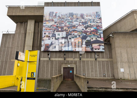 Southbank, London, UK. 24 Jan, 2018. Allgemeine Ansicht der Galerie Exterieur mit Gursky Banner. Nach einer zweijährigen Renovierung, der Hayward Gallery öffnet mit dem ersten großen britischen Retrospektive der Arbeiten der bekannten deutschen Fotografen Andreas Gursky. Gursky für große Bilder bekannt ist, oft Orte und Szenen der Weltwirtschaft und zeitgenössischen Lebens, er ist weithin als einer der bedeutendsten Fotografen unserer Zeit betrachtet. Credit: Imageplotter Nachrichten und Sport/Alamy leben Nachrichten Stockfoto