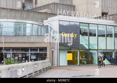 Southbank, London, UK. 24 Jan, 2018. Allgemeine Ansicht der Galerie Exterieur mit Gursky Banner. Nach einer zweijährigen Renovierung, der Hayward Gallery öffnet mit dem ersten großen britischen Retrospektive der Arbeiten der bekannten deutschen Fotografen Andreas Gursky. Gursky für große Bilder bekannt ist, oft Orte und Szenen der Weltwirtschaft und zeitgenössischen Lebens, er ist weithin als einer der bedeutendsten Fotografen unserer Zeit betrachtet. Credit: Imageplotter Nachrichten und Sport/Alamy leben Nachrichten Stockfoto