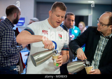 London, Großbritannien. 24 Jan, 2018. England Rugby Captain Dylan Hartley und machte sich selbst eine Tasse grünen Tee an der Natwest sechs Nationen Rugby Turnier starten im Hilton Syon Park in London. Credit: Phil Rees/Alamy leben Nachrichten Stockfoto