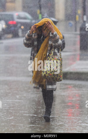 London, Großbritannien. 24. Januar 2018. Fußgänger erhalten ein Einweichen in schwere Unwetter und Regen in Wimbledon Town Center, das etwa durch Sturm Georgina Kredit gebracht: Amer ghazzal/Alamy leben Nachrichten Stockfoto