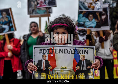 Athen, Griechenland. 23 Jan, 2018. Ein wenig Kurde Mädchen gesehen, die ein Plakat mit dem Foto des russischen Präsidenten Wladimir Putin und dem türkischen Präsidenten Recep Tayyip Erdo?an Geschrieben' Zwei Killer' Während des Protestes. Kurden, die in Griechenland leben in Solidarität mit der Stadt Afrin und die Kurdische Kämpfer in Syrien demonstriert. Gegen die türkische Invasion im Norden syrischen Provinz Afrin und der Angriff auf die SDF-Kräfte der Kurden und arabischen Milizen. Credit: Dimitris Lampropoulos/SOPA/ZUMA Draht/Alamy leben Nachrichten Stockfoto