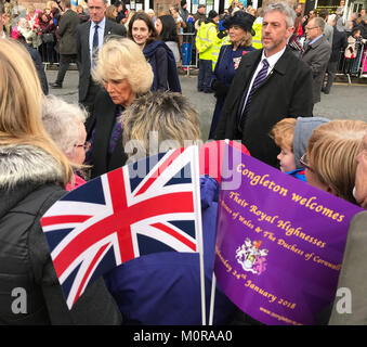 Congleton, Cheshire, England, UK. 25. Januar 2018. Camilla, Herzogin von Cornwall grüßt Gratulanten in Congleton Stadtzentrum (Cheshire UK), wie Massen wave commemorative Fahnen das Lager eine upside-down Union Jack - ein Symbol für die Not. Das königliche Paar besuchten die Cheshire Marktstadt Gemeinschaft Projekte zu besuchen, feiern 700 Jahre in ein Bürgermeister und Bildhauer Amy Goodman's Statue zum Gedenken an Treo, ein Sprengstoff sniffer Hund, der in Afghanistan gedient zu enthüllen. Nach dem Überqueren der Straße der Prinz von Wales Pub zu besuchen, ein paar gechattet und schüttelte Hände mit Besuchern. Stockfoto