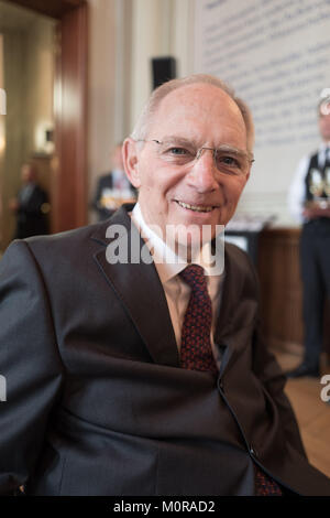 Berlin, Deutschland. 24 Jan, 2018. Präsident des Deutschen Bundestages Wolfgang Schaeuble (CDU) Lächeln beim Empfang anlässlich seines 75. Geburtstags in der City Hall in Berlin, Deutschland, 24. Januar 2018. Schaeuble feierte seinen 75. Geburtstag bereits am 18. September 2017. Quelle: Jörg Carstensen/dpa/Alamy leben Nachrichten Stockfoto