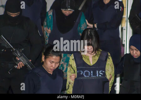 Shah Alam, Kuala Lumpur, Malaysia. 24 Jan, 2018. Vietnamesische Verdächtige, Doan Thi Huong wird von der Polizei begleitet, als Sie verlassen das Shah Alam Court House gesehen. Am 13. Februar 2017 Kim Jong Nam am Kuala Lumpur International Airport Mit den Nerv agent VX verschmierte getötet worden war. Credit: Faris Hadziq/SOPA/ZUMA Draht/Alamy leben Nachrichten Stockfoto